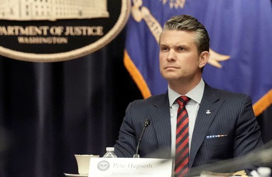 بعد تسريب وثائق حساسة.. وزير الدفاع الأمريكي يقيل مستشاراً بارزاً