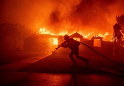 حريق ضخم يلتهم أكبر كنيسة خشبية في ألمانيا