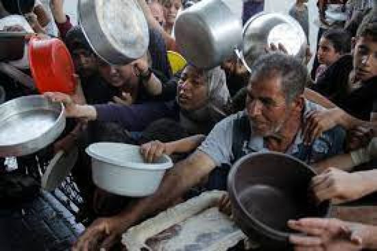 استشهاد 99 فلسطينيًا من منتظري المساعدات بغزة