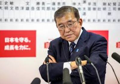 رئيس الوزراء الياباني يتعهد بالبقاء في منصبه