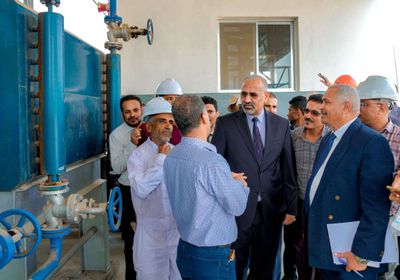 الرئيس الزُبيدي يتفقد مصافي عدن ويتابع خطط استئناف تشغيلها