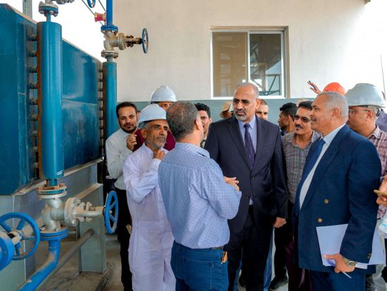 الرئيس الزُبيدي يتفقد مصافي عدن ويتابع خطط استئناف تشغيلها