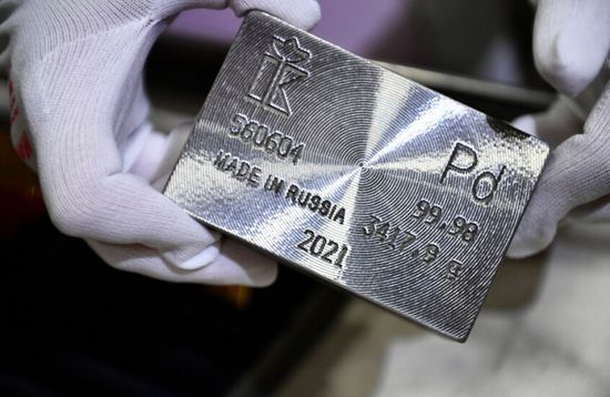 البلاتين يلامس أعلى مستوى في 11 عامًا بظل طلب الصين