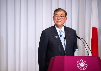 رئيس وزراء اليابان يعتزم الاستقالة بعد الانتكاسة الانتخابية