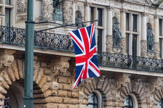 بريطانيا تفرض عقوبات تستهدف مهربي البشر