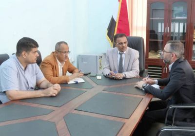 "الإنمائي" يواصل صيانة القاطرة "التك" في ميناء المكلا