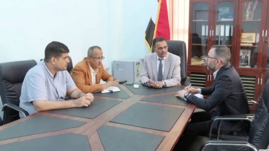 "الإنمائي" يواصل صيانة القاطرة "التك" في ميناء المكلا