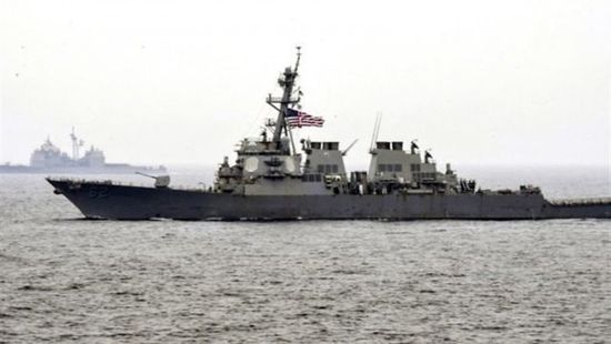    القوات الإيرانية تحذر مدمرة أمريكية بخليج عُمان