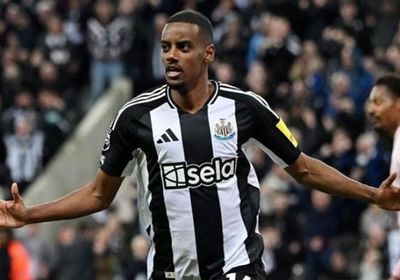 نيوكاسل يُعلن غياب إيزاك عن جولته الآسيوية بسبب الإصابة