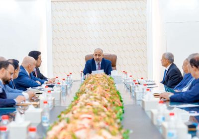 الرئيس الزُبيدي يكلف بتنظيم مؤتمر اقتصادي في العاصمة عدن