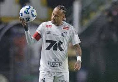 نيمار يواجه مشجعًا لسانتوس بعد إلغاء هدف له في الدقائق الأخيرة