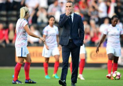 الاتحاد الإنجليزي لكرة القدم متمسك بمدربة فريق السيدات