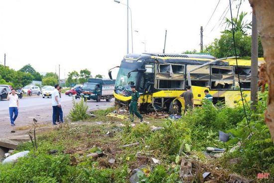 مصرع 10 أشخاص في حادث انقلاب حافلة مروع بوسط فيتنام