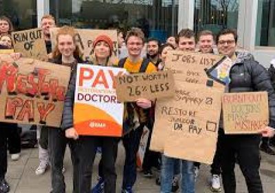 آلاف الأطباء الشباب يُضربون عن العمل في مستشفيات بريطانيا