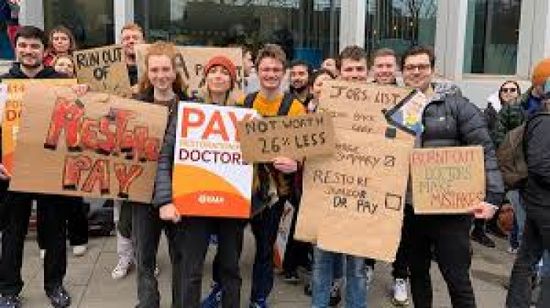 آلاف الأطباء الشباب يُضربون عن العمل في مستشفيات بريطانيا