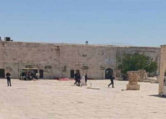 قوات الاحتلال تعتقل مفتي القدس من المسجد الأقصى