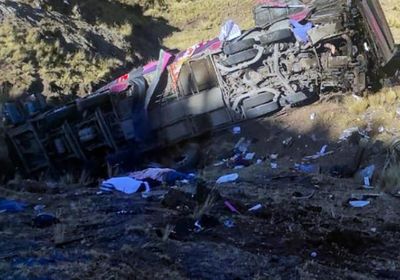 بيرو.. مصرع 15 شخصًا في انقلاب حافلة