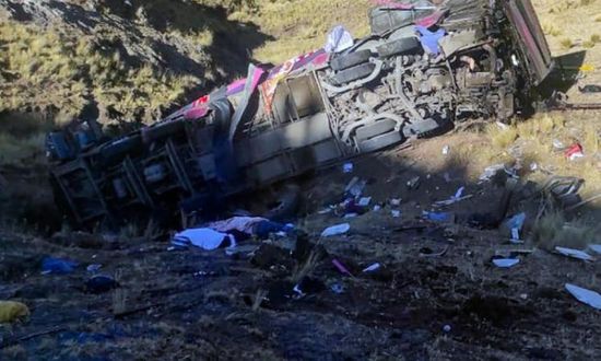 بيرو.. مصرع 15 شخصًا في انقلاب حافلة