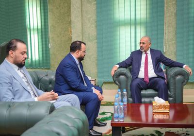 الرئيس الزُبيدي يوجه وزير الأشغال بسرعة إنجاز مشاريع الطرق