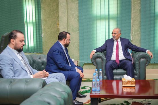 الرئيس الزُبيدي يوجه وزير الأشغال بسرعة إنجاز مشاريع الطرق