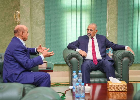 الرئيس الزُبيدي يتابع جهود "المركزي" لوقف تدهور العملة المحلية