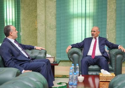 الرئيس الزُبيدي يبحث جهود توفير السيولة لصرف مرتبات الموظفين