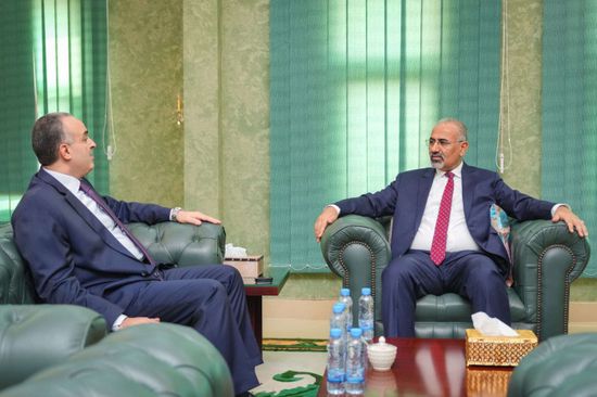 الرئيس الزُبيدي يبحث جهود توفير السيولة لصرف مرتبات الموظفين