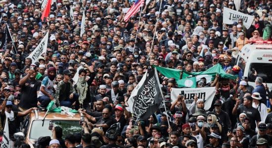 الآلاف يحتشدون في ماليزيا للمطالبة بتنحي رئيس الوزراء