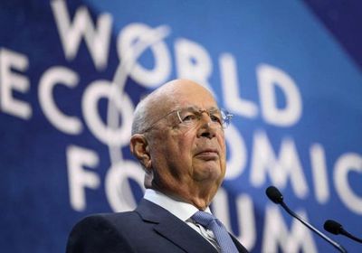 تحقيق داخلي يكشف مخالفات مالية وسلوكية لمؤسس المنتدى الاقتصادي