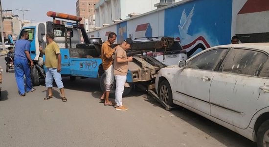 تواصل حملة رفع السيارات المتهالكة من شوارع المنصورة
