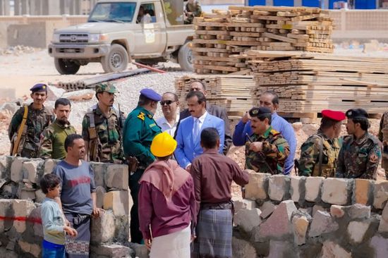 محافظ شبوة يتفقد سير مشاريع القطاع الصحي في عتق