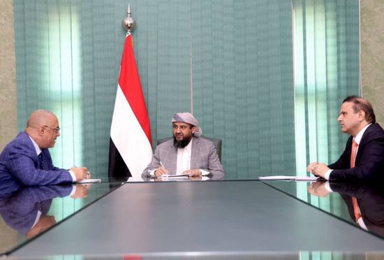 المحرّمي يبحث سبل الاستفادة من المساعدات والمنح الخارجية