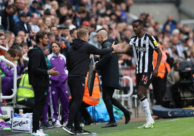 هاو: لاعبو نيوكاسل يتعايشون مع الحديث عن رحيل إيساك