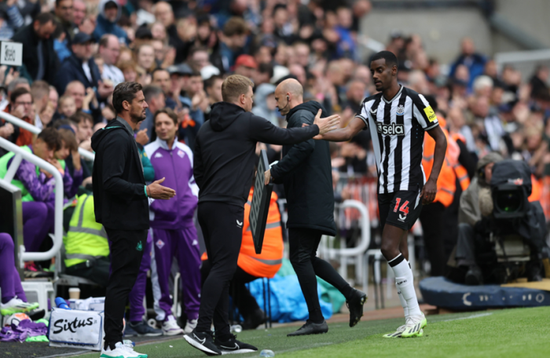 هاو: لاعبو نيوكاسل يتعايشون مع الحديث عن رحيل إيساك