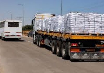 إسرائيل تعلن توزيع حمولة 120 شاحنة من المساعدات بغزة