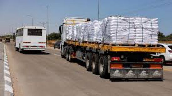 إسرائيل تعلن توزيع حمولة 120 شاحنة من المساعدات بغزة