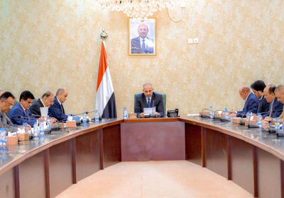 الرئيس الزُبيدي يكلف البنك المركزي بتدبير السيولة لاستيراد الوقود