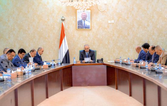 الرئيس الزُبيدي يكلف البنك المركزي بتدبير السيولة لاستيراد الوقود