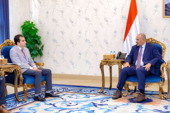 الرئيس الزُبيدي يثمن التدخلات الإنسانية لبعثة الصليب الأحمر