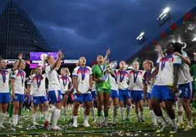 آلاف يحتشدون في احتفالات منتخب إنجلترا للسيدات في لندن