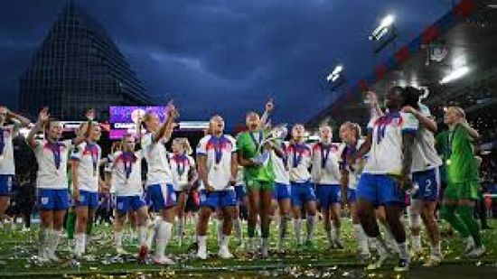 آلاف يحتشدون في احتفالات منتخب إنجلترا للسيدات في لندن