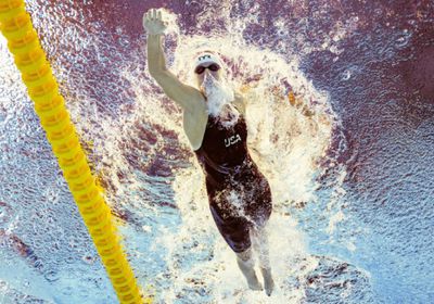 ليديكي تواصل هيمنتها على سباق 1500 سباحة حرة