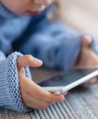 مخاطر استخدام الأطفال الهاتف المحمول