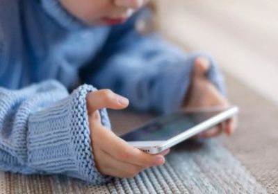مخاطر استخدام الأطفال الهاتف المحمول
