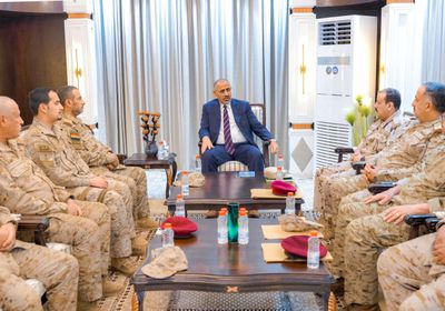الرئيس الزُبيدي يوجه "الدفاع" بتكثيف برامج تأهيل كوادر القوات المسلحة