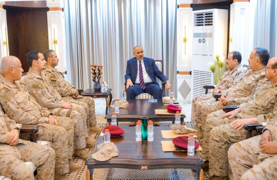 الرئيس الزُبيدي يوجه "الدفاع" بتكثيف برامج تأهيل كوادر القوات المسلحة
