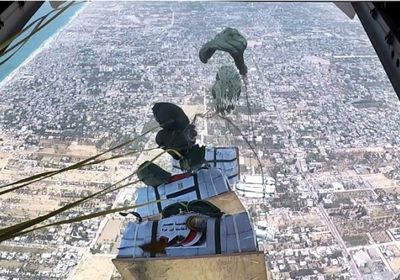 تنفيذًا لتوجيهات السيسي.. مصر: إسقاط أطنانًا من المساعدات على غزة