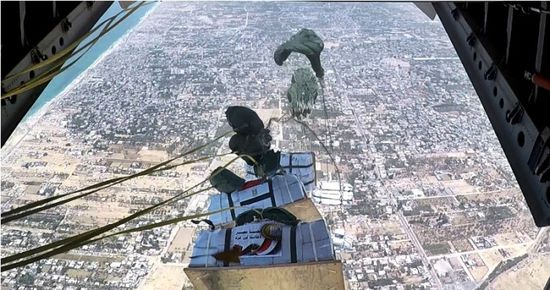 تنفيذًا لتوجيهات السيسي.. مصر: إسقاط أطنانًا من المساعدات على غزة