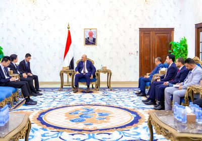 الرئيس الزُبيدي يدعو لمساهمة الخبرات الصينية بتطوير قطاع الكهرباء