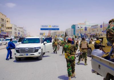 محافظ شبوة يستوقف مركبة مخالفة لقواعد السير في عتق